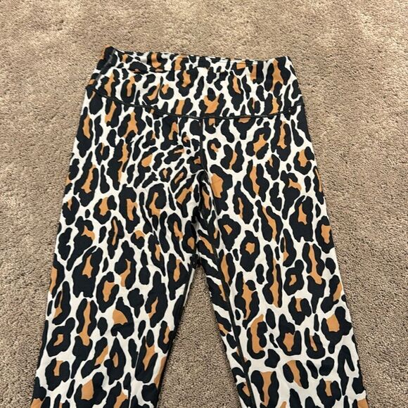 Leopard print leggings super soft! Yelete active size medium like new - Picture 2 of 5
